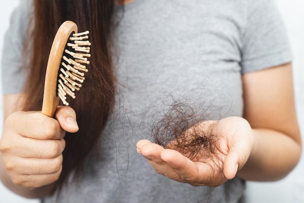 Cabelo Caindo Muito: Causas e Tratamento
